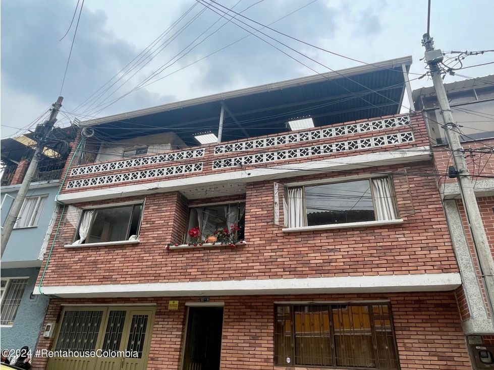 Casa en venta Cundinamarca Bogotá Ub Delicias Del Carmen 236 m2 Habitaciones 6 Baños 3 Garajes 0 Precio $530000000