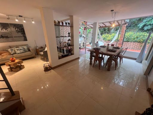 Casa en venta Antioquia Medellín El Tesoro 289 m2 Habitaciones 4 Baños 3 Garajes 2 Precio $1800000000