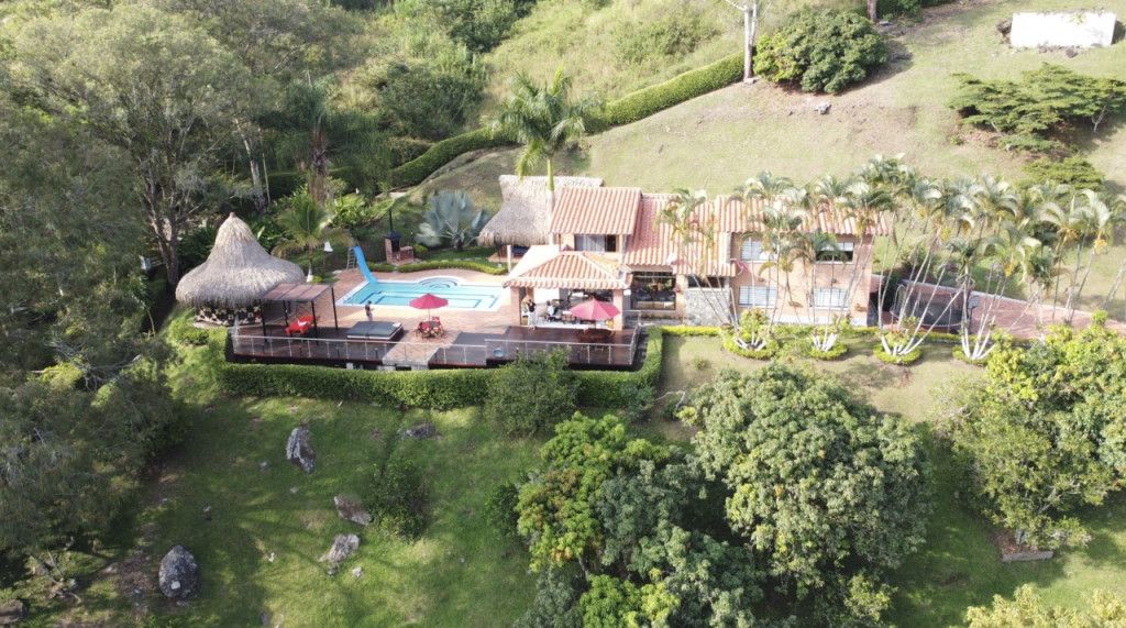 Finca en venta Antioquia Girardota Girardota 250 m2 Habitaciones 5 Baños 4 Garajes 1 Precio $2700000000
