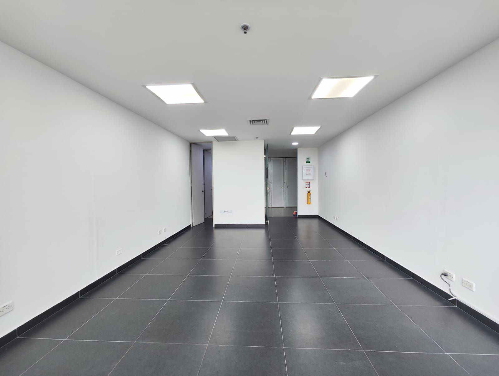 Oficina en arriendo Antioquia Envigado Primavera 37 m2 Habitaciones 0 Baños 1 Garajes 1 Precio $2900000