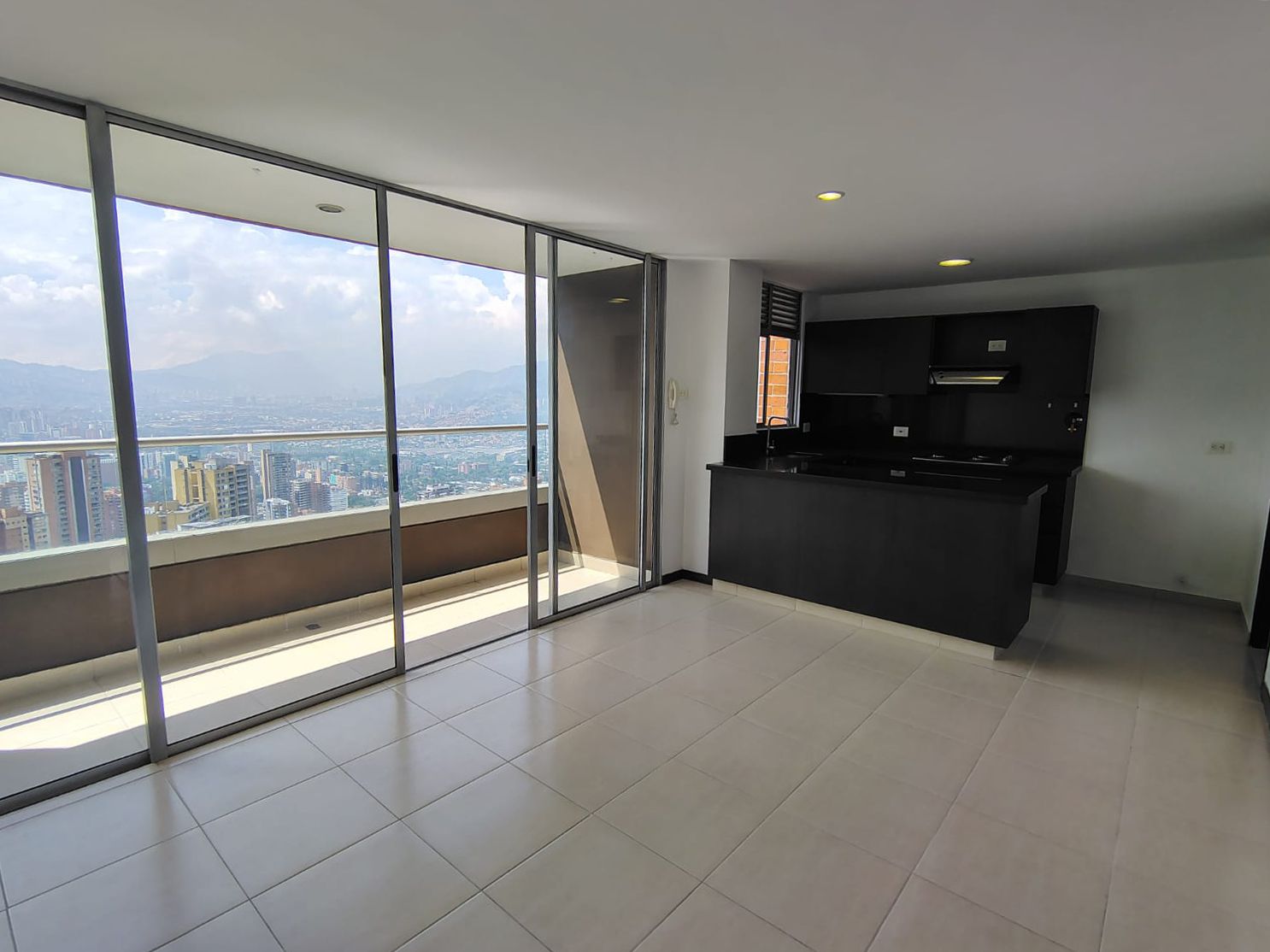 Apartamento en arriendo Antioquia Medellín Asomadera No1 74 m2 Habitaciones 2 Baños 2 Garajes 1 Precio $4000000