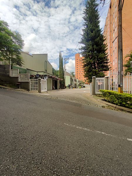 Casa en arriendo Antioquia Medellín Loma De Los Bernal 224 m2 Habitaciones 4 Baños 3 Garajes 1 Precio $5500000