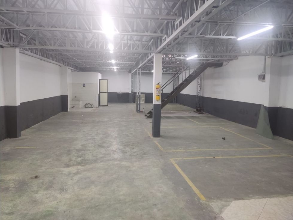 Bodega en arriendo Antioquia Medellín Cristo Rey 200 m2 Habitaciones 0 Baños 2 Garajes 0 Precio $8000000