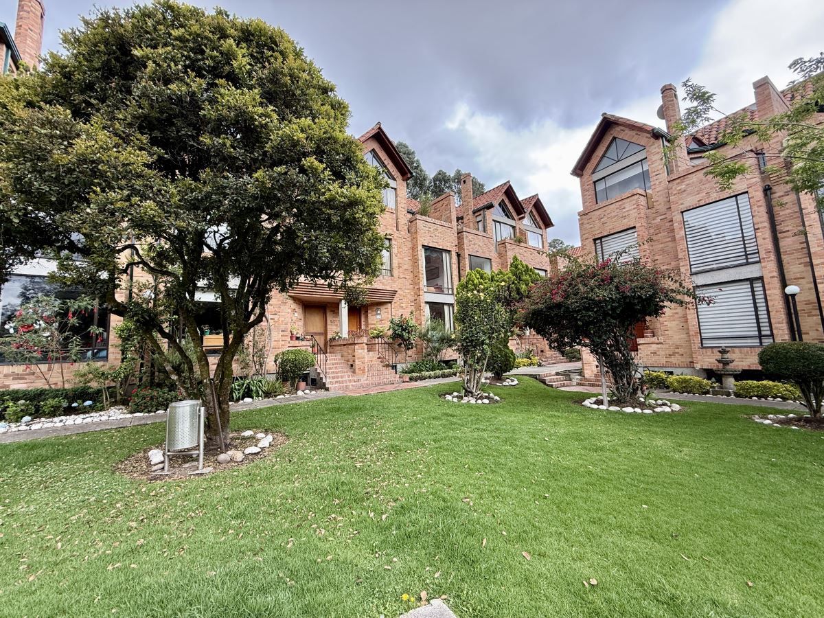Casa en venta Cundinamarca Bogotá Atenas 205 m2 Habitaciones 3 Baños 3 Garajes 2 Precio $980000000