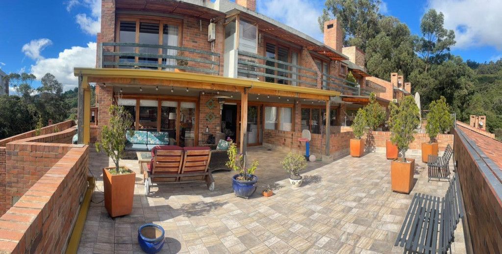 Casa en venta Cundinamarca Bogotá Las Acasias 232 m2 Habitaciones 4 Baños 4 Garajes 3 Precio $2300000000