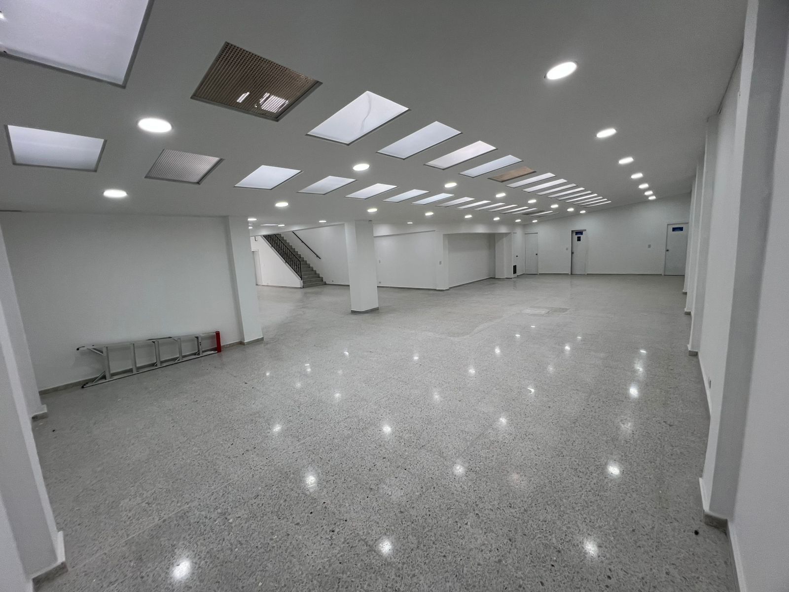 Local en arriendo Cundinamarca Bogotá Puente Largo 400 m2 Habitaciones 0 Baños 3 Garajes 1 Precio $20000000