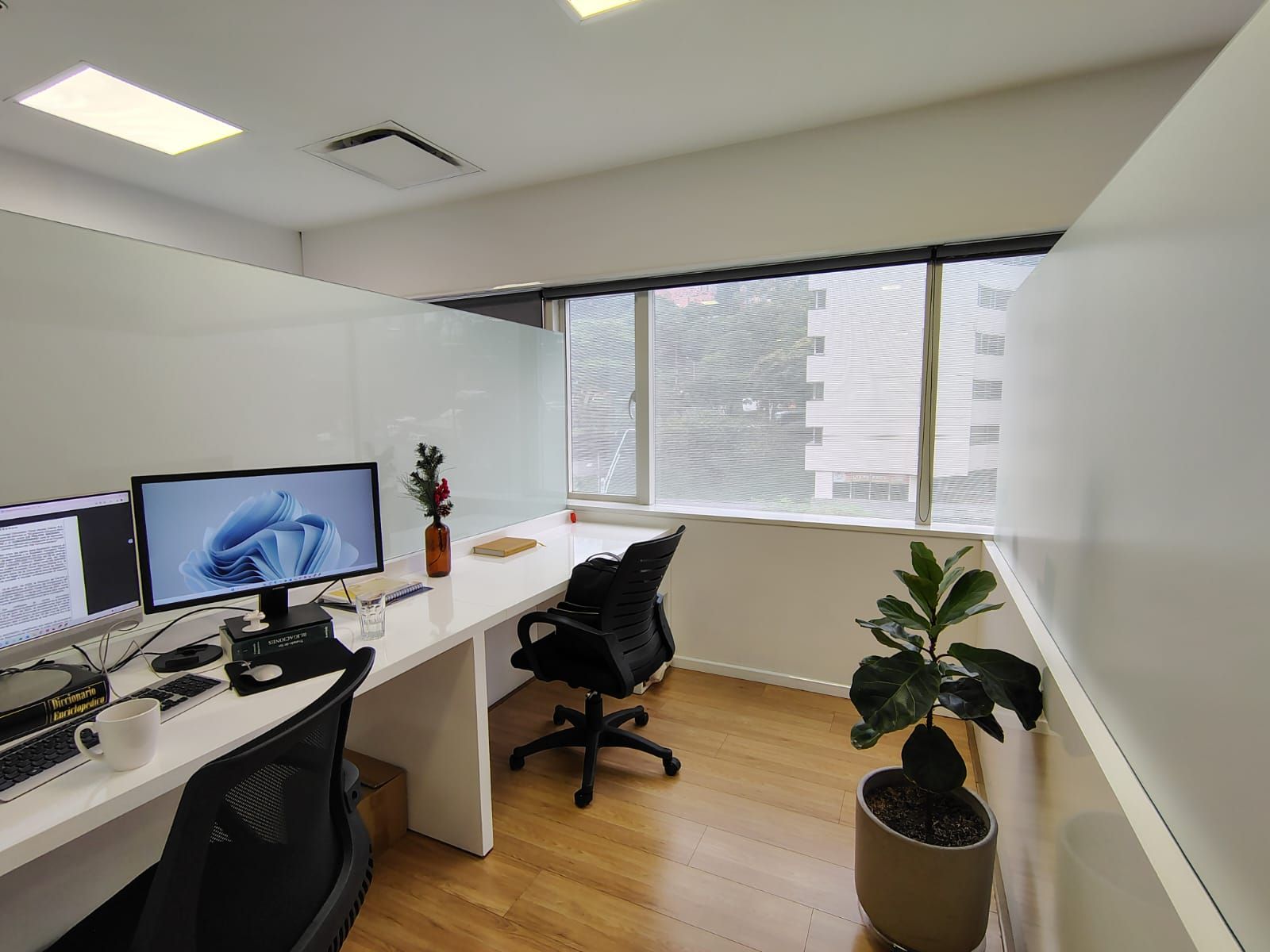 Oficina en arriendo Antioquia Medellín Simesa 100 m2 Habitaciones 0 Baños 2 Garajes 4 Precio $11200000