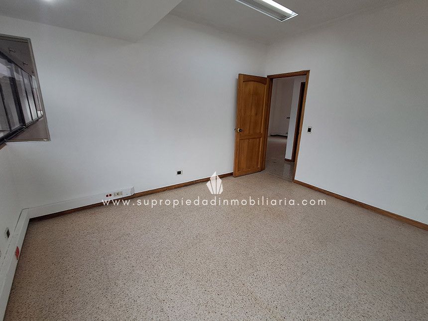 Oficina en arriendo Antioquia Medellín Guayabal 225 m2 Habitaciones 0 Baños 2 Garajes 5 Precio $8400000