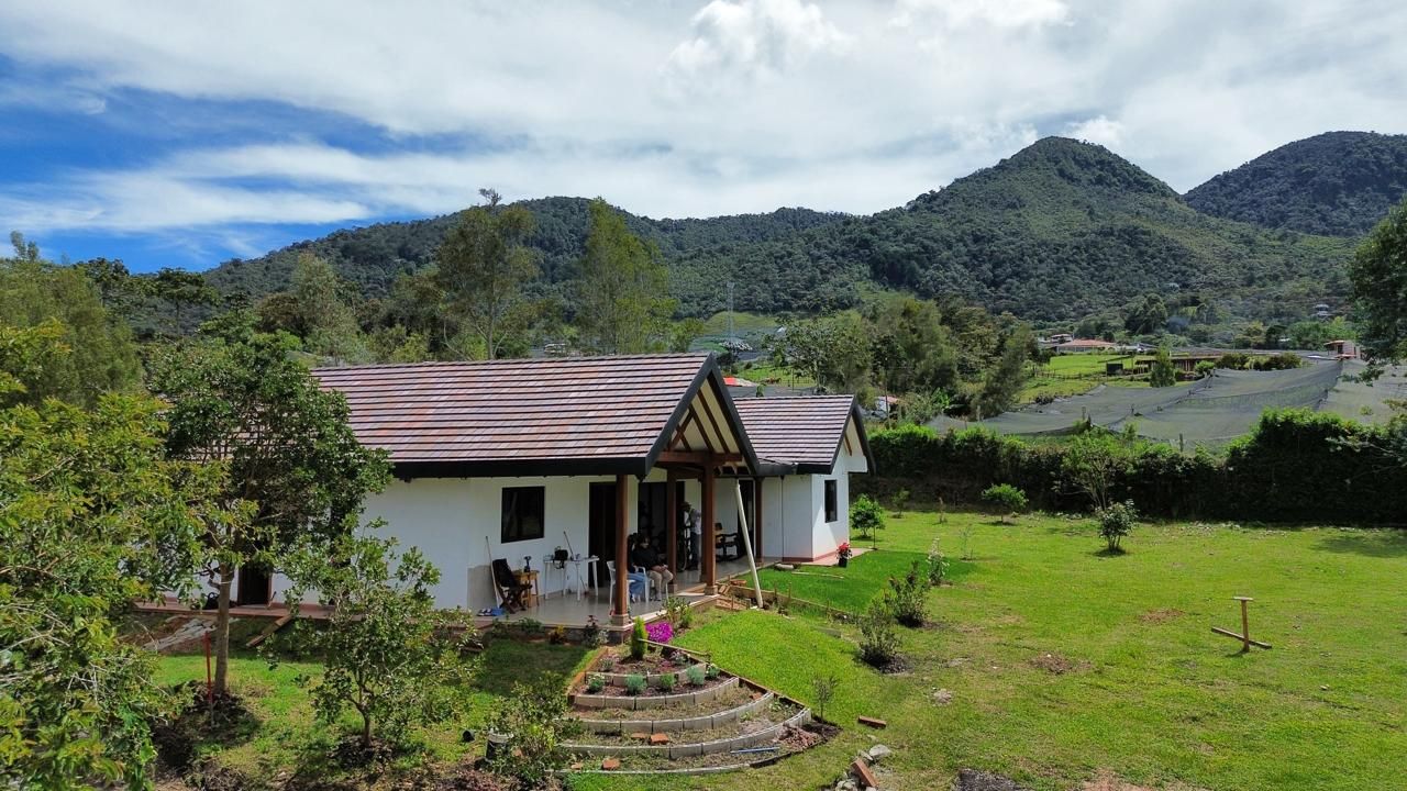 Finca en venta Antioquia El Carmen De Viboral La Alhambra 258 m2 Habitaciones 3 Baños 3 Garajes 3 Precio $1330000000