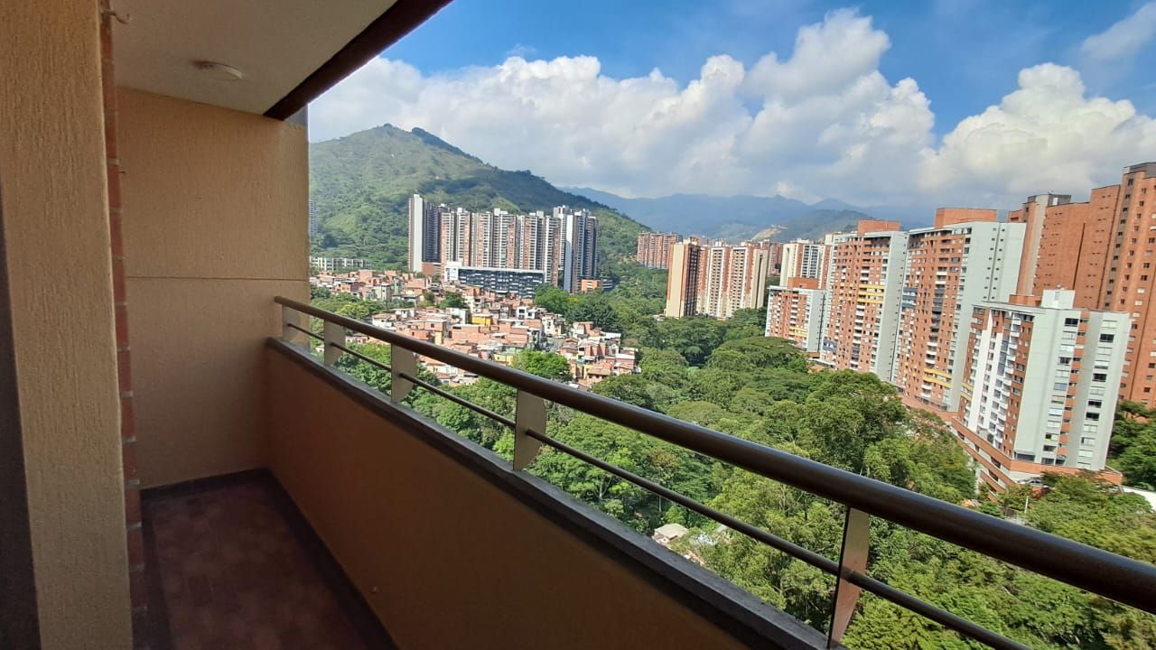 Apartamento en arriendo Antioquia Medellín Loma De Los Bernal 72 m2 Habitaciones 3 Baños 2 Garajes 1 Precio $2700000