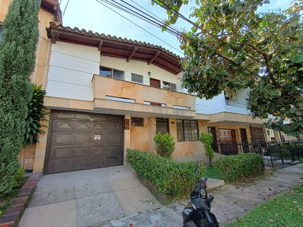 Casa en arriendo Antioquia Medellín Belen 300 m2 Habitaciones 4 Baños 2 Garajes 1 Precio $9000000