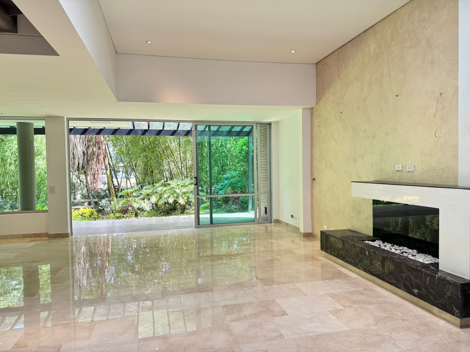 Casa en arriendo Antioquia Envigado La Mesa 338 m2 Habitaciones 3 Baños 4 Garajes 4 Precio $22800000