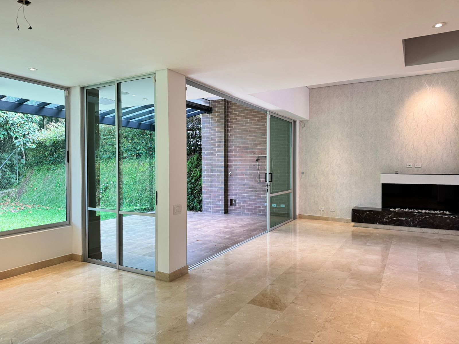 Casa en arriendo Antioquia Envigado Loma Del Atravesado 340 m2 Habitaciones 3 Baños 4 Garajes 4 Precio $22800000