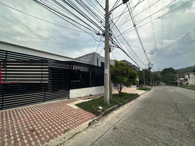 Casa en arriendo Valle Del Cauca Cali Chipichape 400 m2 Habitaciones 4 Baños 3 Garajes 2 Precio $3500000