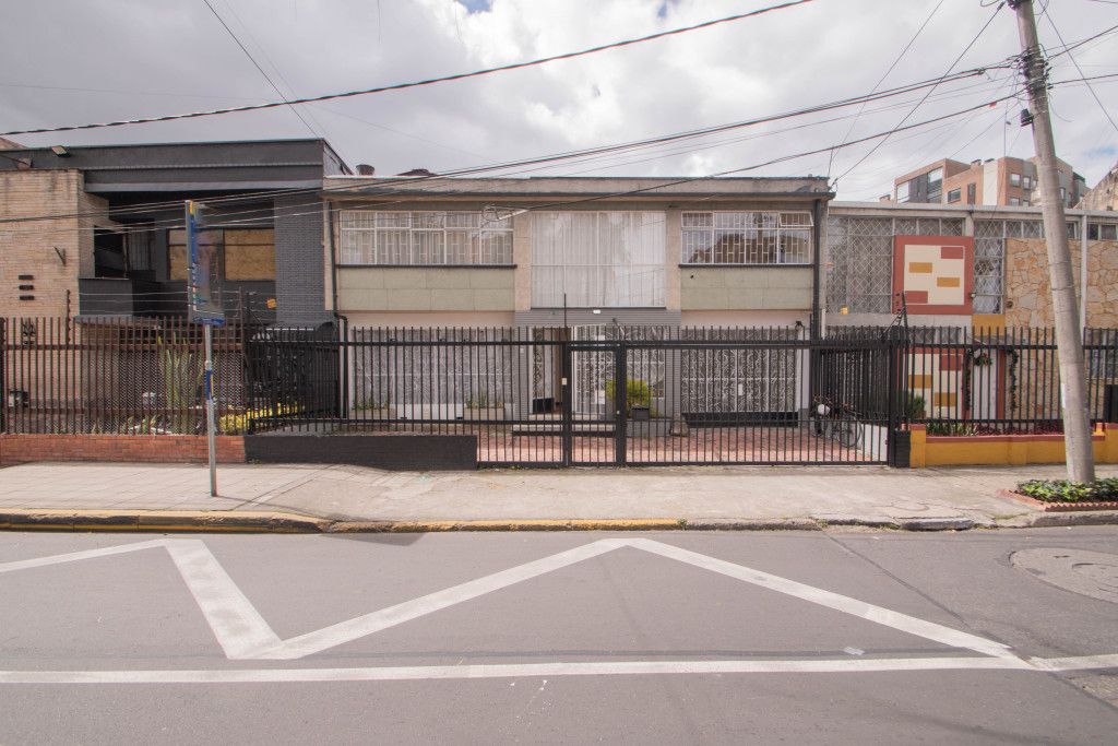 Oficina en arriendo Cundinamarca Bogotá San Luis 292 m2 Habitaciones 0 Baños 4 Garajes 2 Precio $7700000