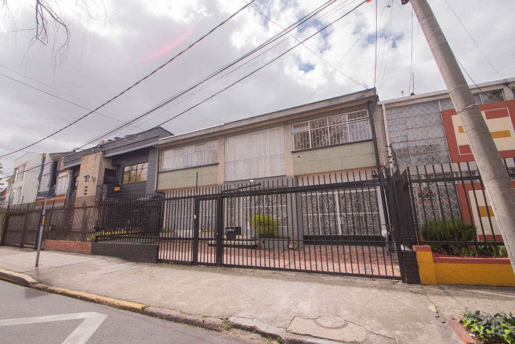 Oficina en arriendo Cundinamarca Bogotá San Luis 292 m2 Habitaciones 0 Baños 4 Garajes 4 Precio $7900000