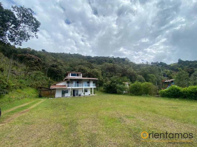 Finca en arriendo Antioquia Guarne Centro 4600 m2 Habitaciones 3 Baños 3 Garajes 1 Precio $4800000