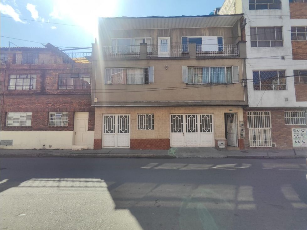 Casa en arriendo o venta Cundinamarca Bogotá Gustavo Restrepo 376 m2 Habitaciones 7 Baños 4 Garajes 2 Precio venta $720000000 Precio arriendo $4100000