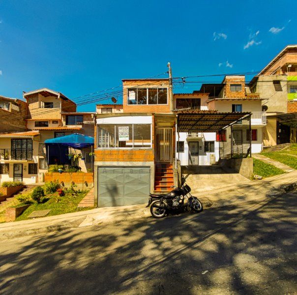 Casa en arriendo Antioquia Medellín Pajarito 98 m2 Habitaciones 3 Baños 4 Garajes 1 Precio $2300000