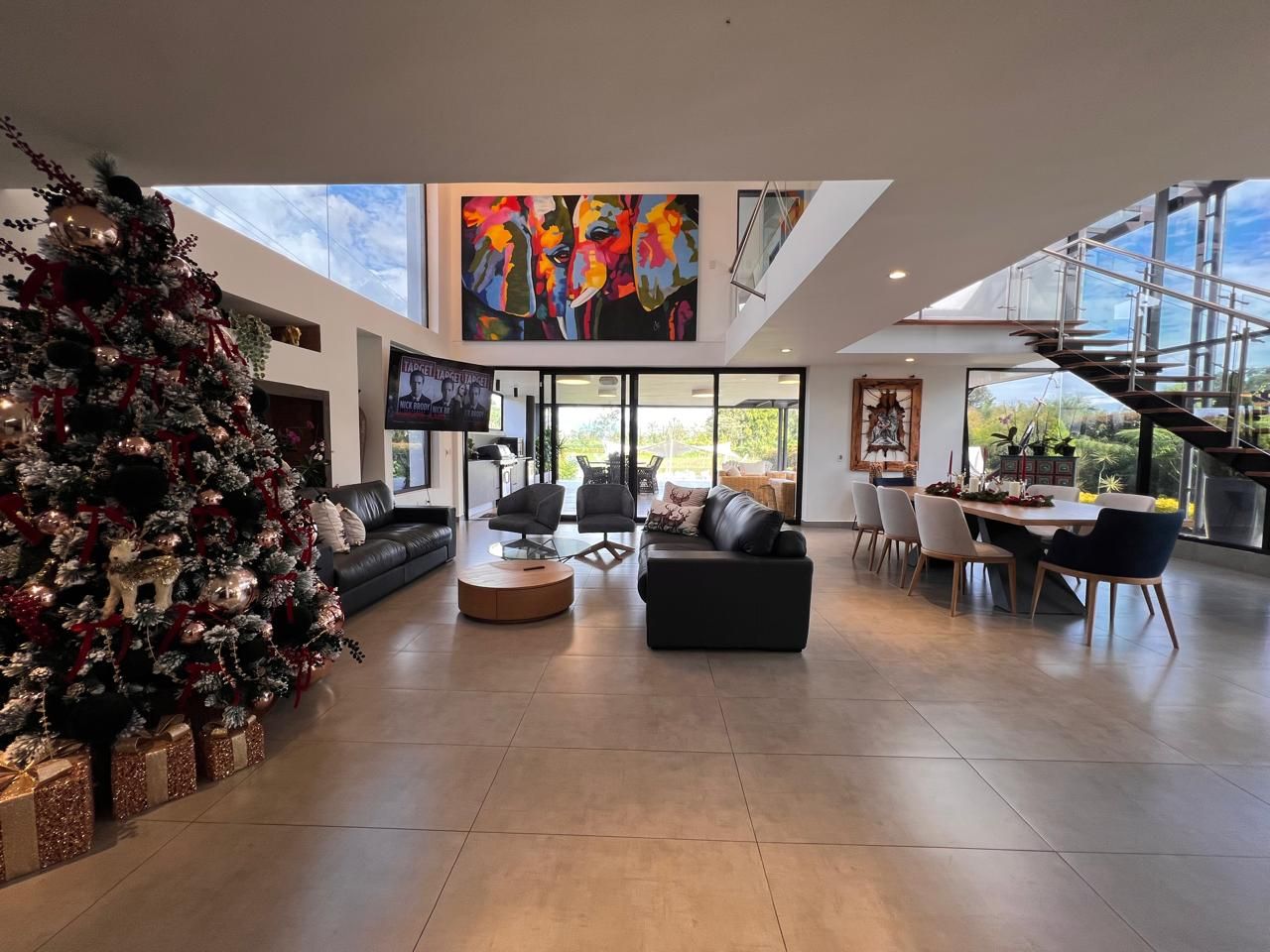 Casa en arriendo o venta Antioquia Rionegro Cuatro Esquinas 400 m2 Habitaciones 5 Baños 6 Garajes 2 Precio venta $3950000000 Precio arriendo $18100000