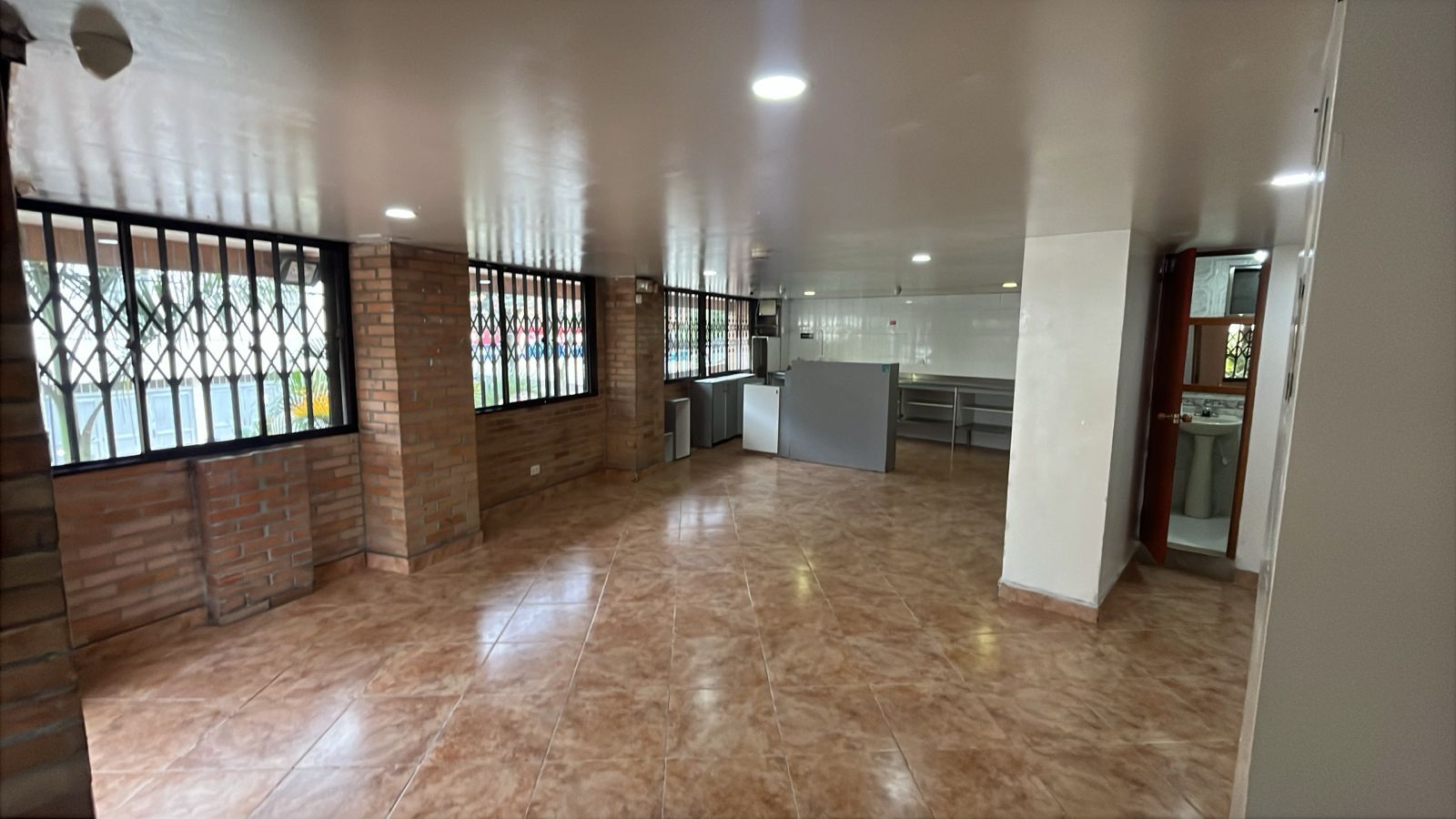 Local Comercial en arriendo Antioquia Medellín Los Alpes 35 m2 Habitaciones 0 Baños 2 Garajes 0 Precio $3500000