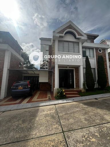 Apartamento en arriendo o venta Santander Bucaramanga Lagos Del Cacique 270 m2 Habitaciones 4 Baños 5 Garajes 2 Precio venta $1300000000 Precio arriendo $12100000