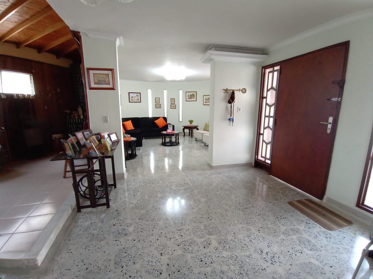 Casa en venta Antioquia Medellín La Castellana 320 m2 Habitaciones 5 Baños 4 Garajes 3 Precio $1300000000
