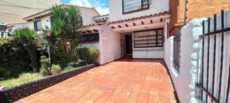 Casa en venta Cundinamarca Bogotá Molinos Norte 240 m2 Habitaciones 3 Baños 2 Garajes 2 Precio $1800000000