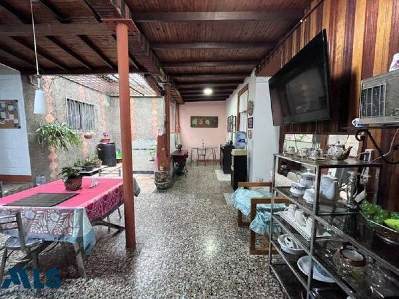 Casa en venta Antioquia Medellín Los Angeles 300 m2 Habitaciones 8 Baños 5 Garajes 0 Precio $800000000