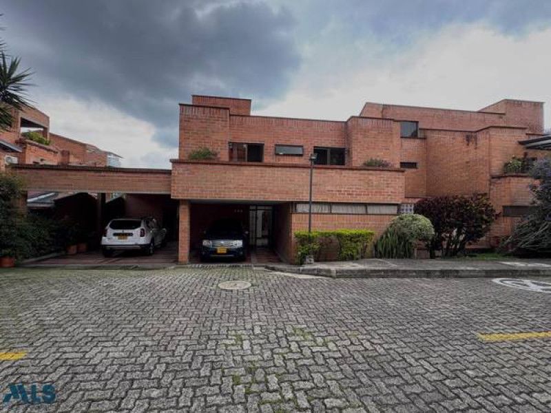 Casa en venta Antioquia Medellín Los Naranjos 301 m2 Habitaciones 4 Baños 5 Garajes 4 Precio $1400000000