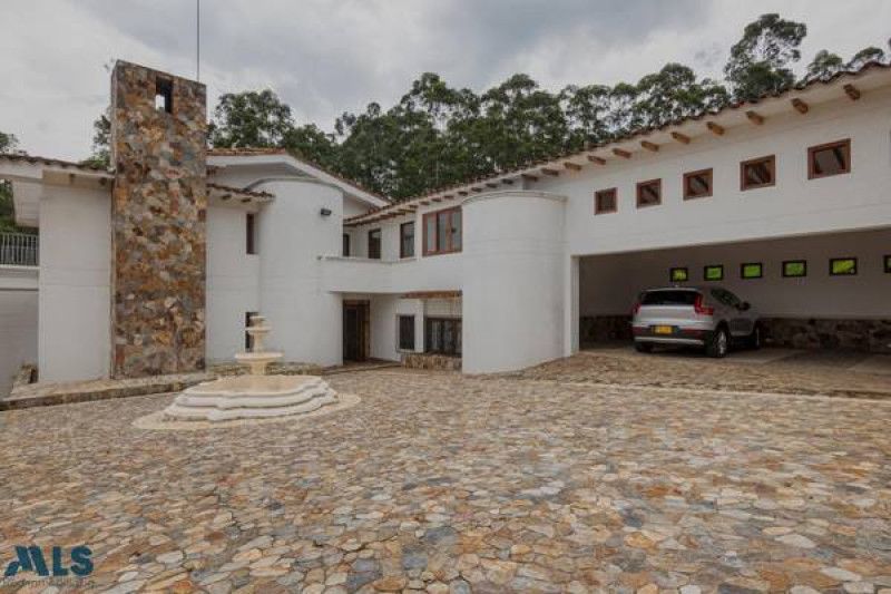 Casa en venta Antioquia Medellín La Avanzada 1050 m2 Habitaciones 5 Baños 5 Garajes 4 Precio $4000000000