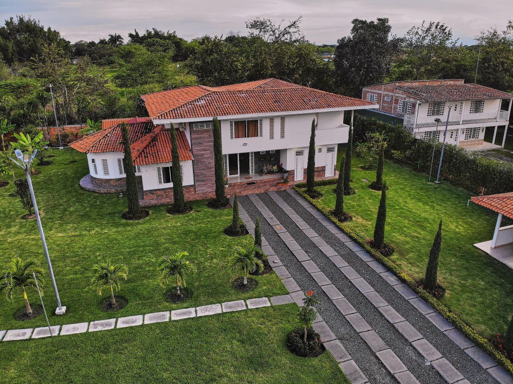Finca en venta Valle Del Cauca El Cerrito El Cerrito 600 m2 Habitaciones 7 Baños 9 Garajes 14 Precio $1600000000