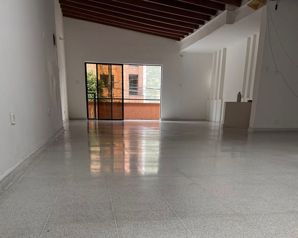 Oficina en arriendo Antioquia Medellín Laureles 300 m2 Habitaciones 0 Baños 4 Garajes 1 Precio $12800000