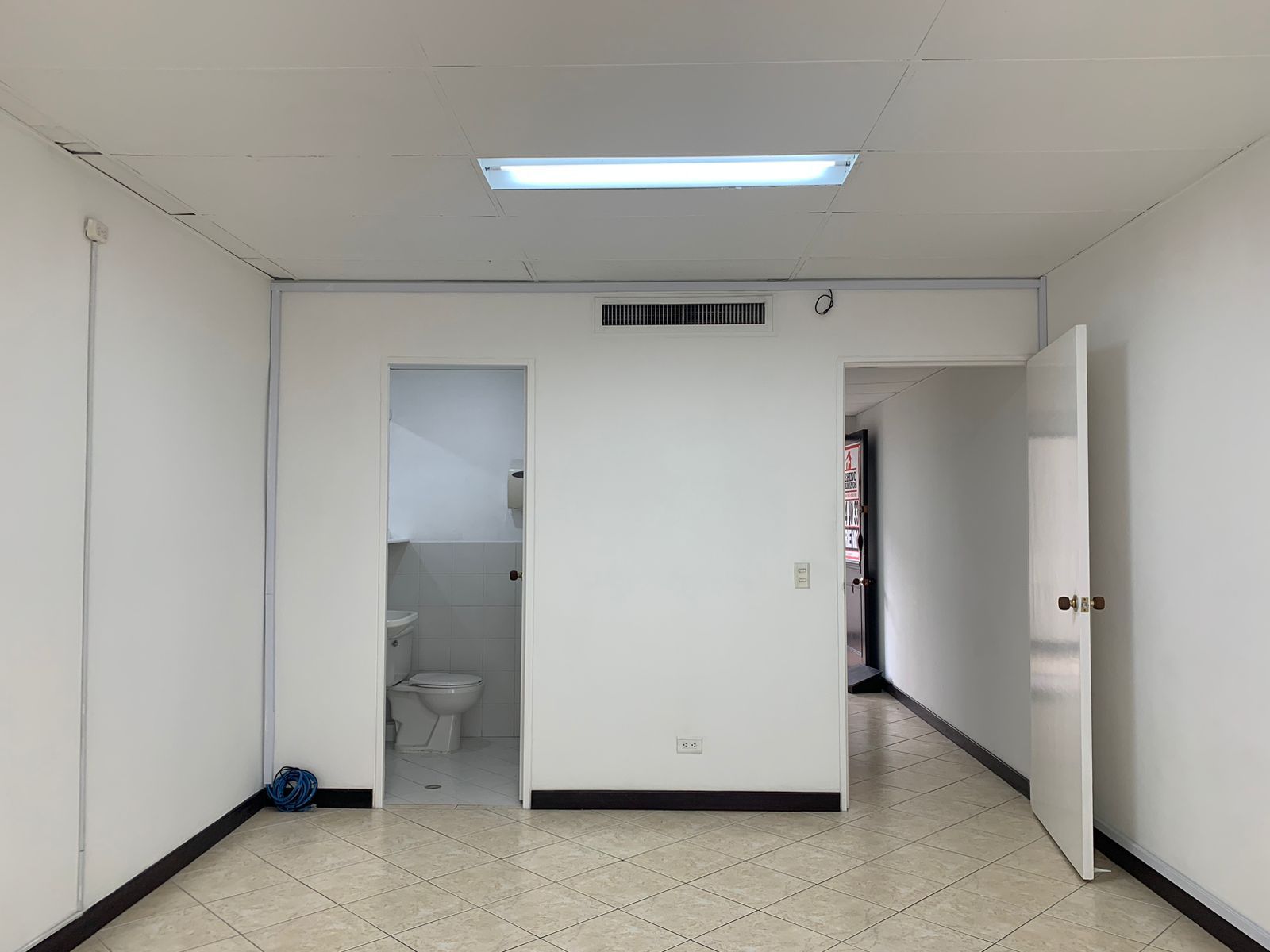 Oficina en venta Antioquia Medellín Patio Bonito 38 m2 Habitaciones 0 Baños 1 Garajes 1 Precio $370000000