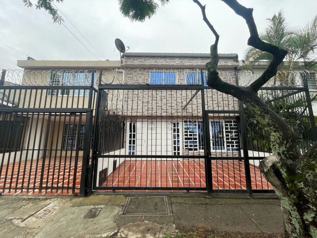 Casa en arriendo Valle Del Cauca Cali Vipasa 250 m2 Habitaciones 4 Baños 3 Garajes 2 Precio $3520000