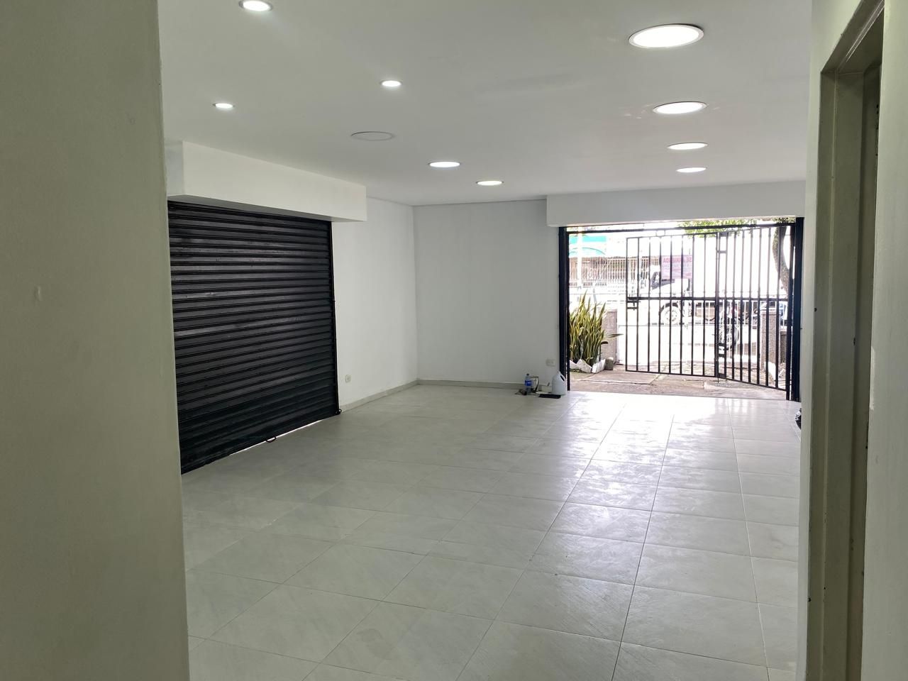 Local en arriendo Valle Del Cauca Cali San Cristobal 100 m2 Habitaciones 0 Baños 2 Garajes 3 Precio $400000