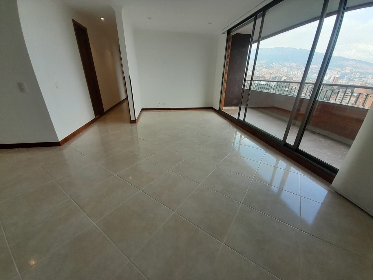 Apartamento en arriendo Antioquia Medellín La Castellana 110 m2 Habitaciones 3 Baños 3 Garajes 1 Precio $4400000