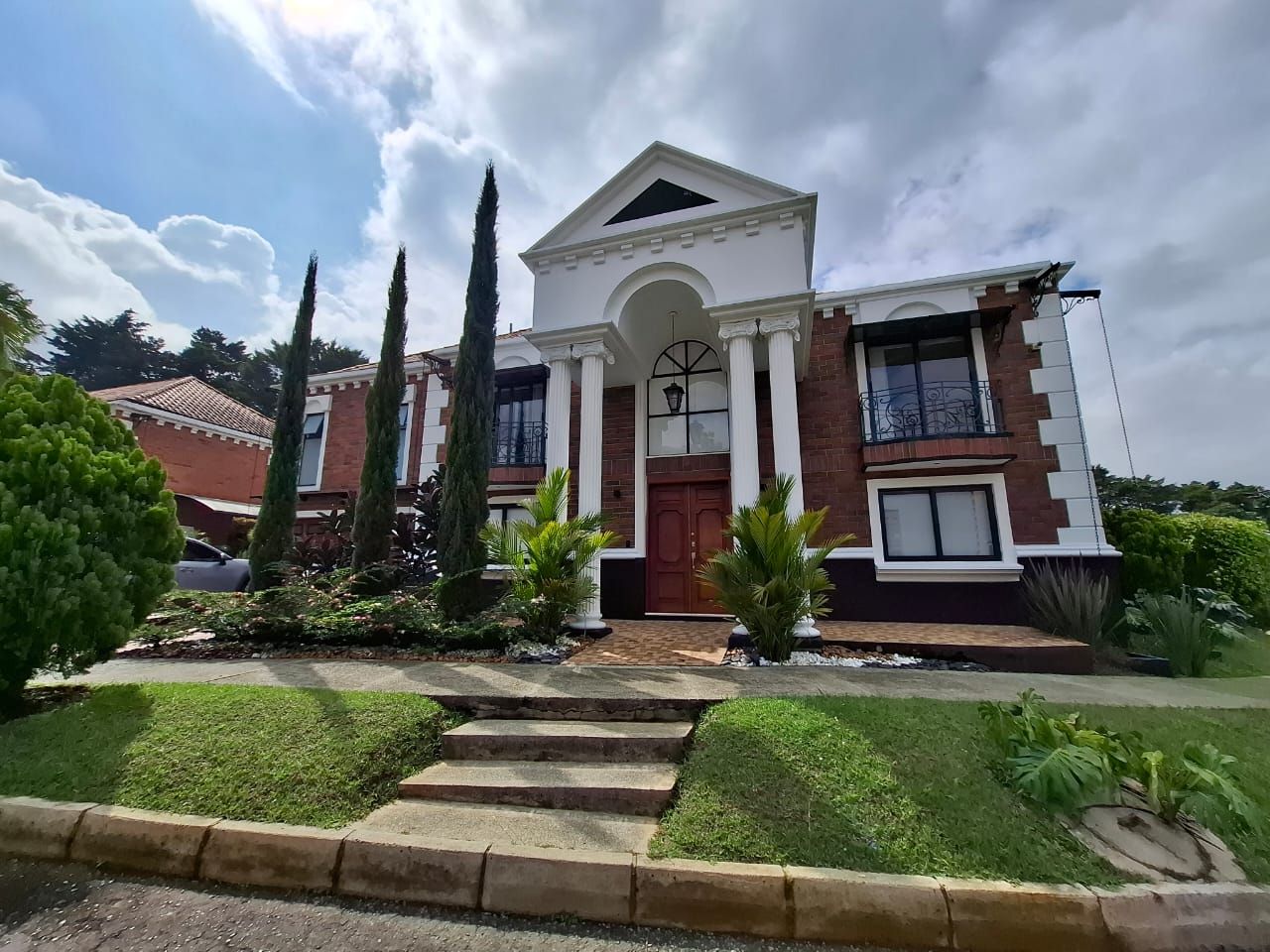 Casa en arriendo Antioquia Medellín Los Naranjos 456 m2 Habitaciones 5 Baños 6 Garajes 2 Precio $25000000