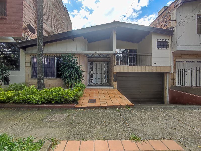 Casa en arriendo Antioquia Medellín Rosales 300 m2 Habitaciones 6 Baños 3 Garajes 1 Precio $9000000