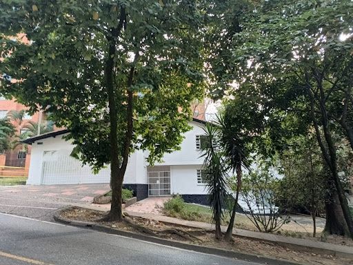 Casa en arriendo Antioquia Medellín Trinidad 350 m2 Habitaciones 5 Baños 5 Garajes 12 Precio $22000000