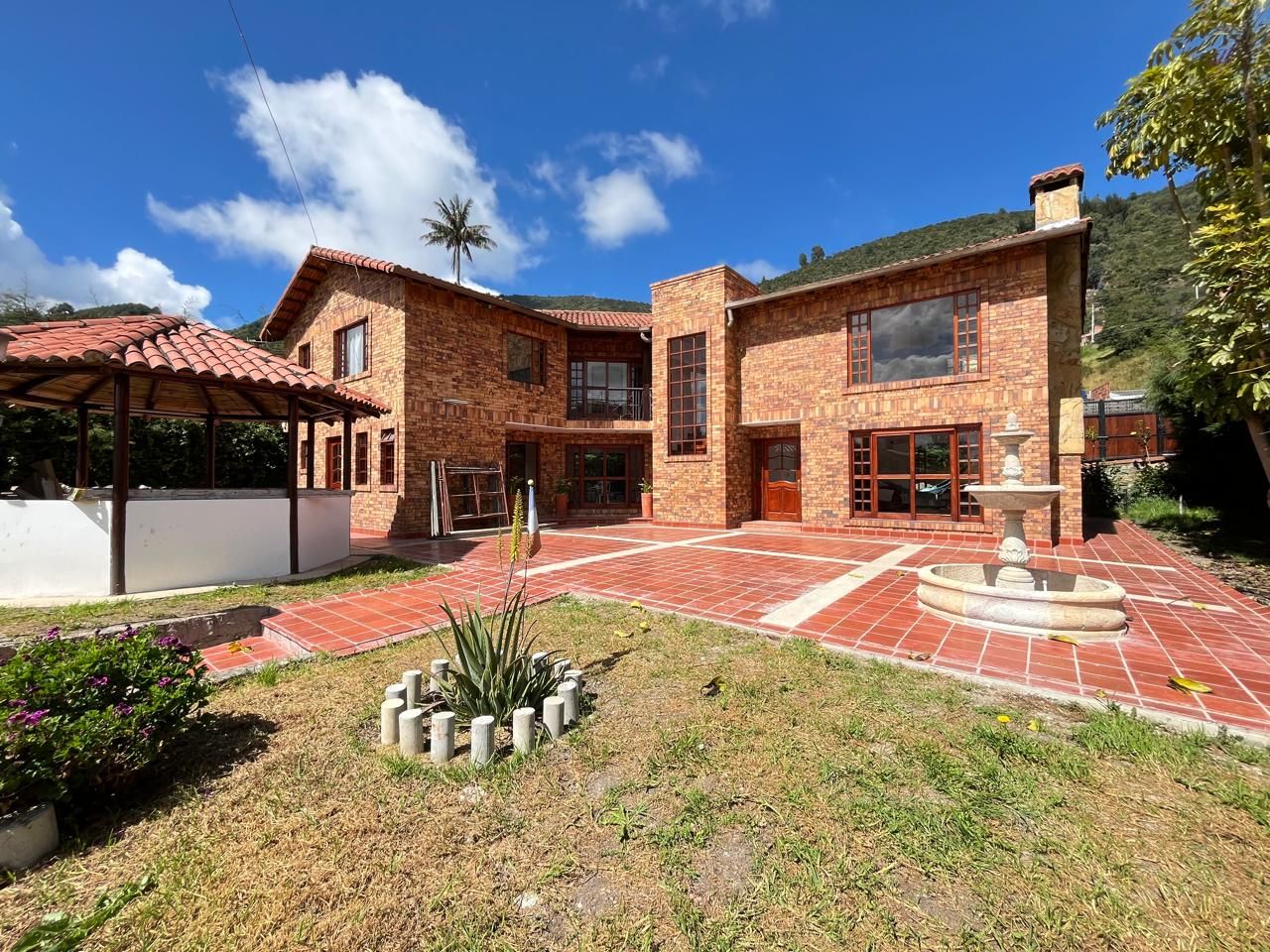 Casa en arriendo Cundinamarca Cota Tarragona 300 m2 Habitaciones 4 Baños 5 Garajes 4 Precio $6000000