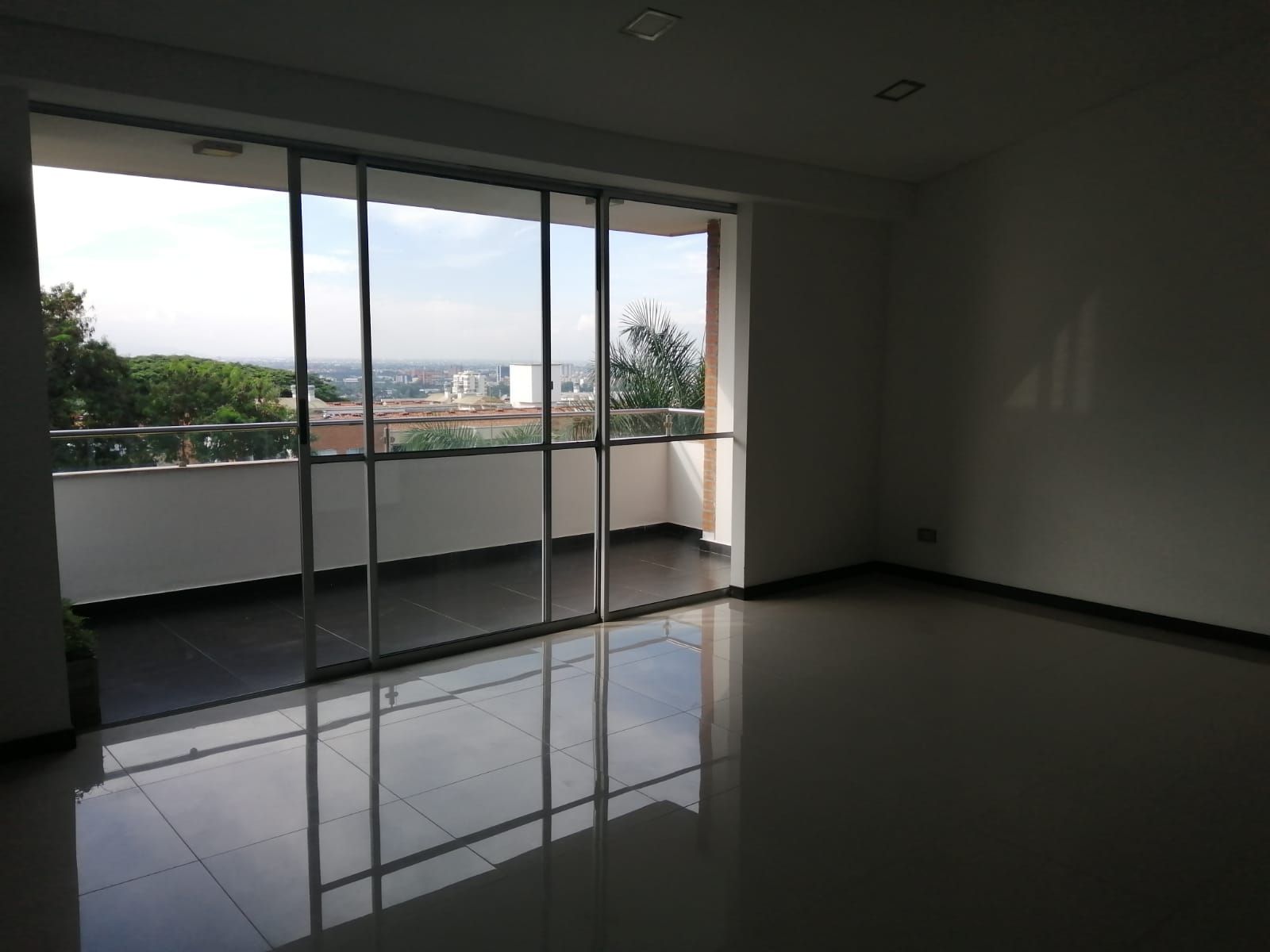 Apartamento en arriendo Valle Del Cauca Cali Parcelaciones Pance 180 m2 Habitaciones 3 Baños 3 Garajes 2 Precio $4600000