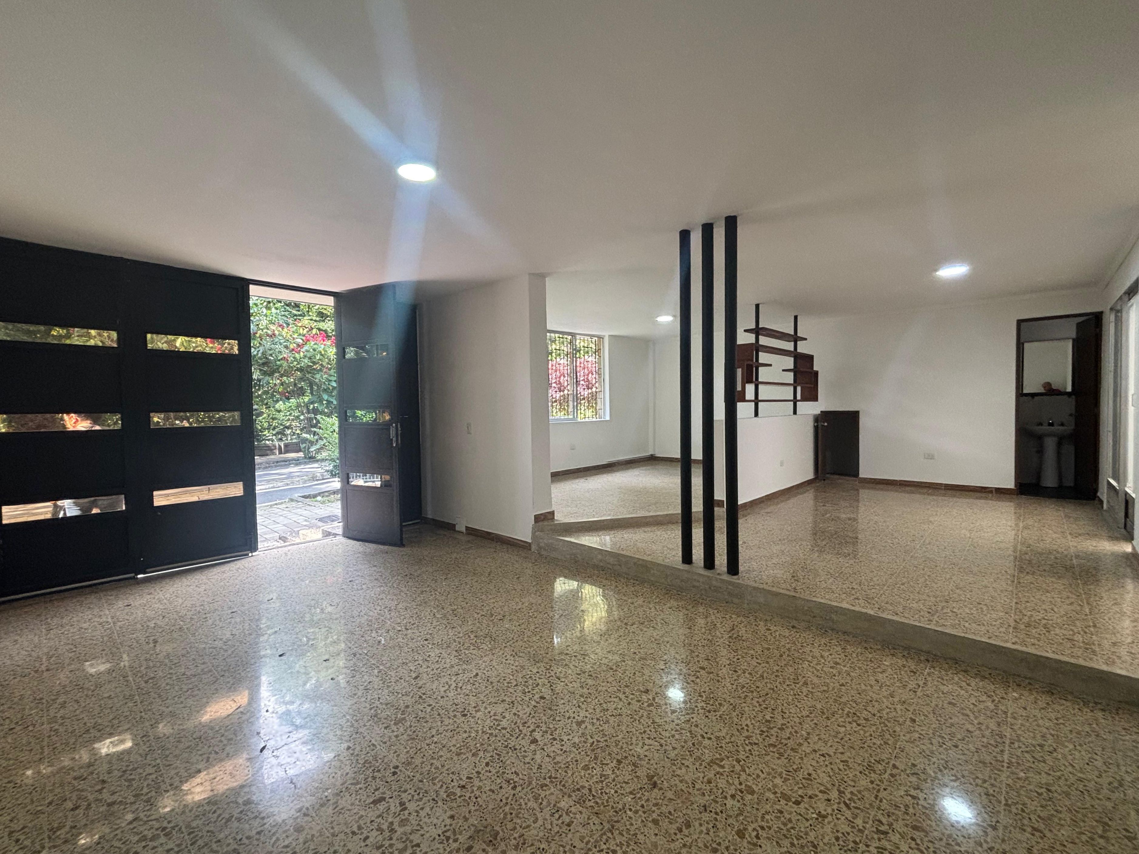 Casa en venta Antioquia Medellín Miravalle 220 m2 Habitaciones 4 Baños 3 Garajes 1 Precio $885000000