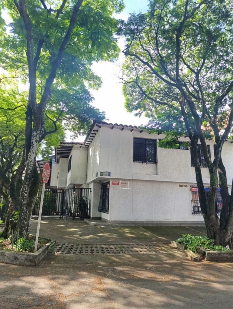 Oficina en arriendo Valle Del Cauca Cali Prados Del Norte 13 m2 Habitaciones 0 Baños 1 Garajes 1 Precio $600000