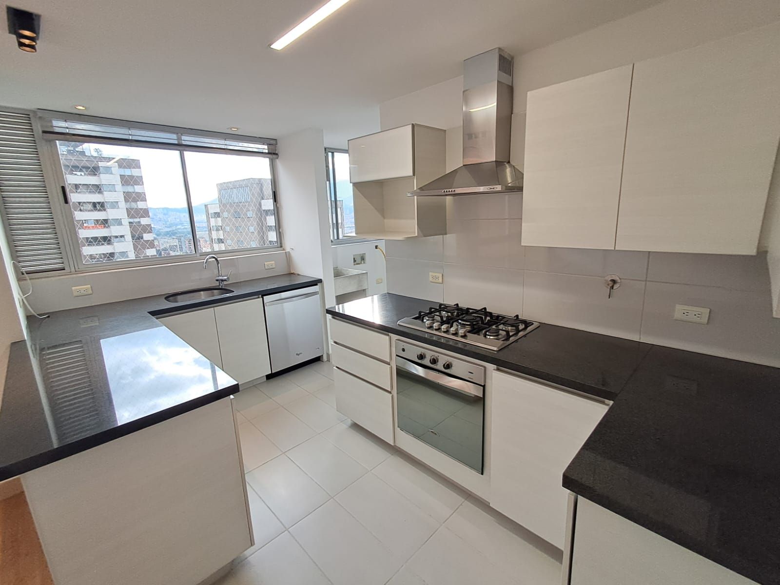 Apartamento en arriendo Antioquia Medellín Castropol 117 m2 Habitaciones 2 Baños 4 Garajes 0 Precio $7100000