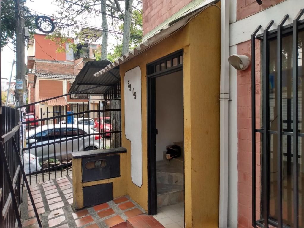 Casa en arriendo Valle Del Cauca Cali Sector Transito Municipal 200 m2 Habitaciones 3 Baños 1 Garajes 1 Precio $1250000