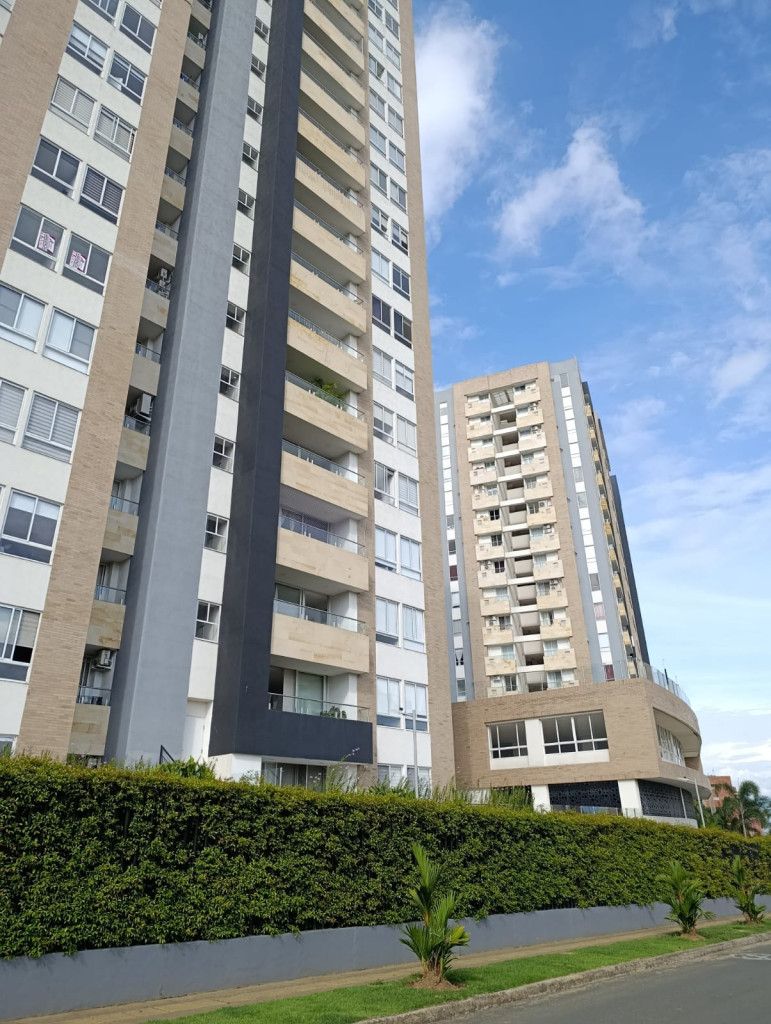 Apartamento en arriendo Valle Del Cauca Cali Urbanización Ciudad Jardín 125 m2 Habitaciones 3 Baños 3 Garajes 2 Precio $4250000