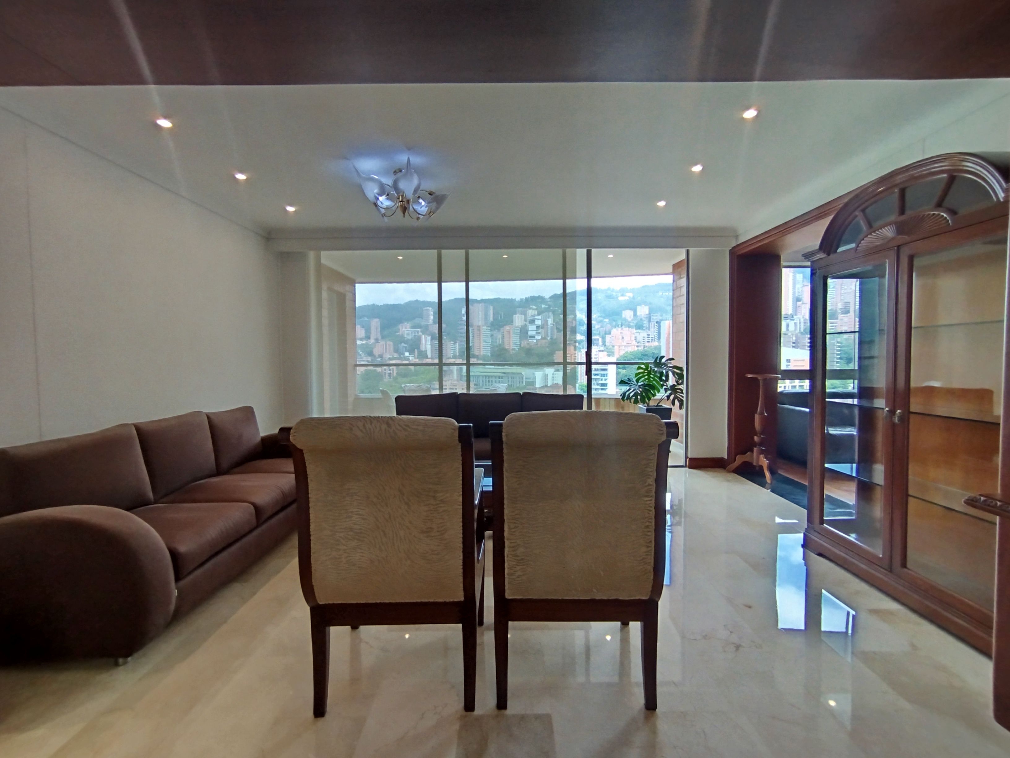 Apartamento en arriendo Antioquia Medellín Astorga 185 m2 Habitaciones 3 Baños 4 Garajes 3 Precio $8500000
