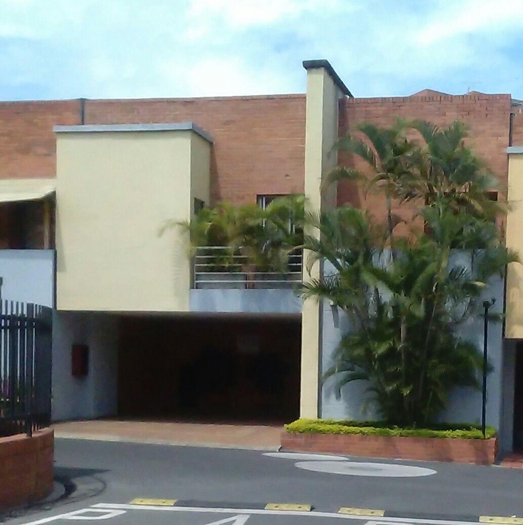 Casa en venta Valle Del Cauca Cali Urbanización Ciudad Jardín 300 m2 Habitaciones 3 Baños 4 Garajes 4 Precio $1290000000