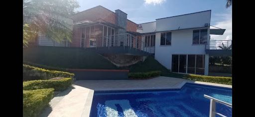 Casa en arriendo Risaralda Pereira Pereira 380 m2 Habitaciones 4 Baños 6 Garajes 4 Precio $8500000